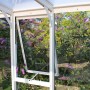 Vitavia Seitenfenster H, weiß, mit ESG Glas für Gewächshäuser, geöffnet zur Belüftung.