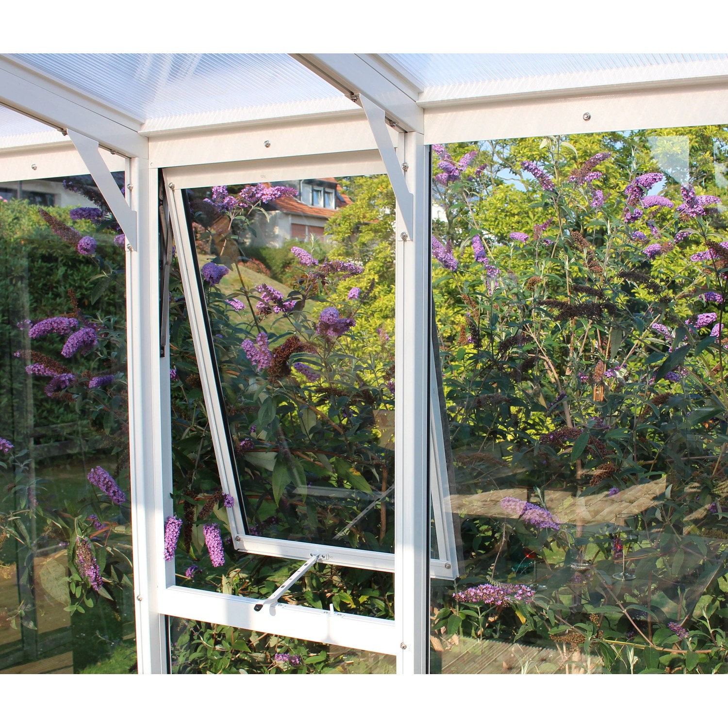 Vitavia Seitenfenster H, weiß, mit ESG Glas für Gewächshäuser, geöffnet zur Belüftung.