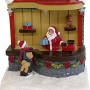 OBI Weihnachtsdorf Figur: beleuchteter Spielzeugladen mit Weihnachtsmann, Kind und Schnee. Mehrfarbige Weihnachtsdekoration aus Polyresin.