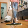 Kärcher Dampfreiniger SC 3 EasyFix in Weiß-Schwarz bei der Bodenreinigung.