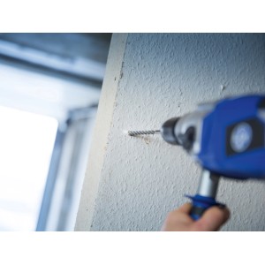 LUX Mauerdurchbruchbohrer Classic (8 mm) im Einsatz an einer Wand mit Bohrmaschine.