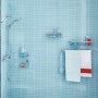 Tesa Handtuchstange Esteetic in Edelstahloptik mit Handtüchern im Badezimmer.