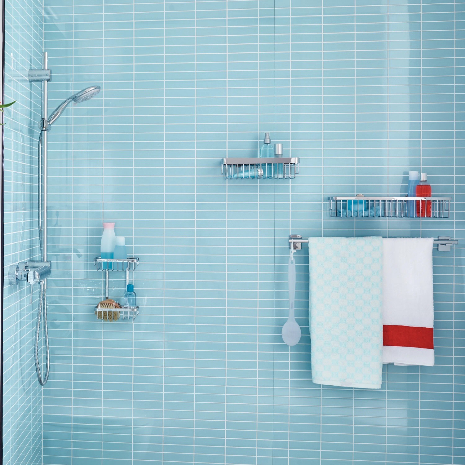 Tesa Handtuchstange Esteetic in Edelstahloptik mit Handtüchern im Badezimmer.