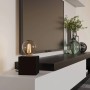 Eglo Tischleuchte Prestwick 2, bronze, mit E27 Leuchtmittel auf Sideboard. Design-Tischlampe für Wohnzimmer.