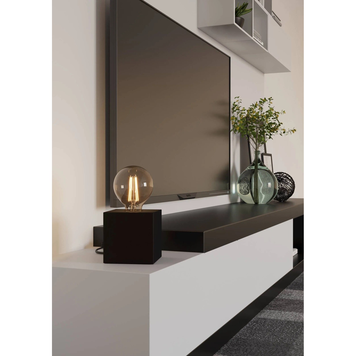 Eglo Tischleuchte Prestwick 2, bronze, mit E27 Leuchtmittel auf Sideboard. Design-Tischlampe für Wohnzimmer.