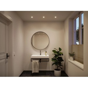 Drei Paulmann LED-Einbaustrahler Nova GU10 Flat, mattweiß, in Decke eines modernen Bades mit warmem Licht.