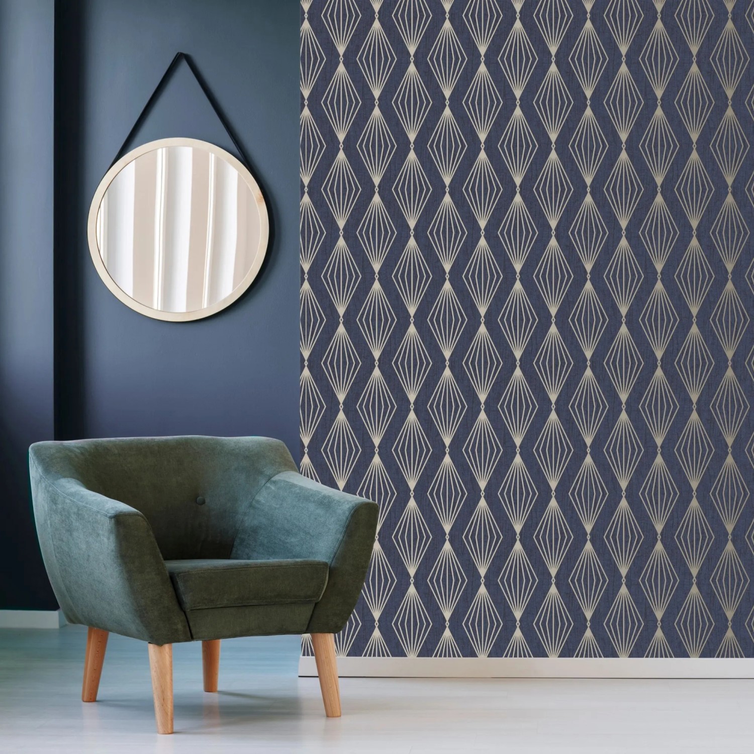 Vliestapete Marquise Geo Sapphire mit edlem Diamantmuster in Blau und Gold für Wohnräume.