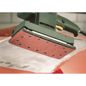 LUX Schleifstreifen K240 auf Schwingschleifer beim Schleifen einer Oberfläche.