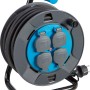 Schwarze Kabeltrommel mit 4-fach Steckdose und 20 m Kabel, IP44 spritzwassergeschützt.