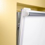 Detailaufnahme: Weißes Hitzeschutzrollo Manresa, 45x175 cm, mit Easyfix-System am Fensterrahmen.