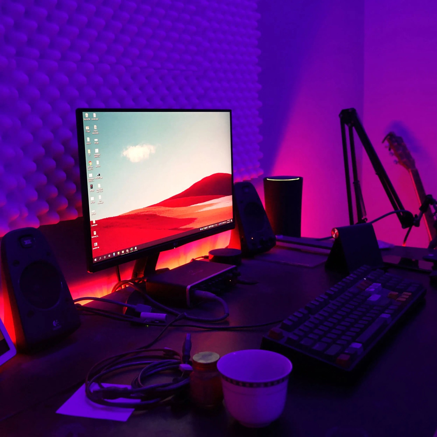Briloner LED-Streifen Flexband 3m, mehrfarbig, selbstklebend unter Monitor auf Schreibtisch.