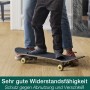 Kind auf Skateboard auf mit Bona Parkettlack Supreme matt behandeltem Holzboden.