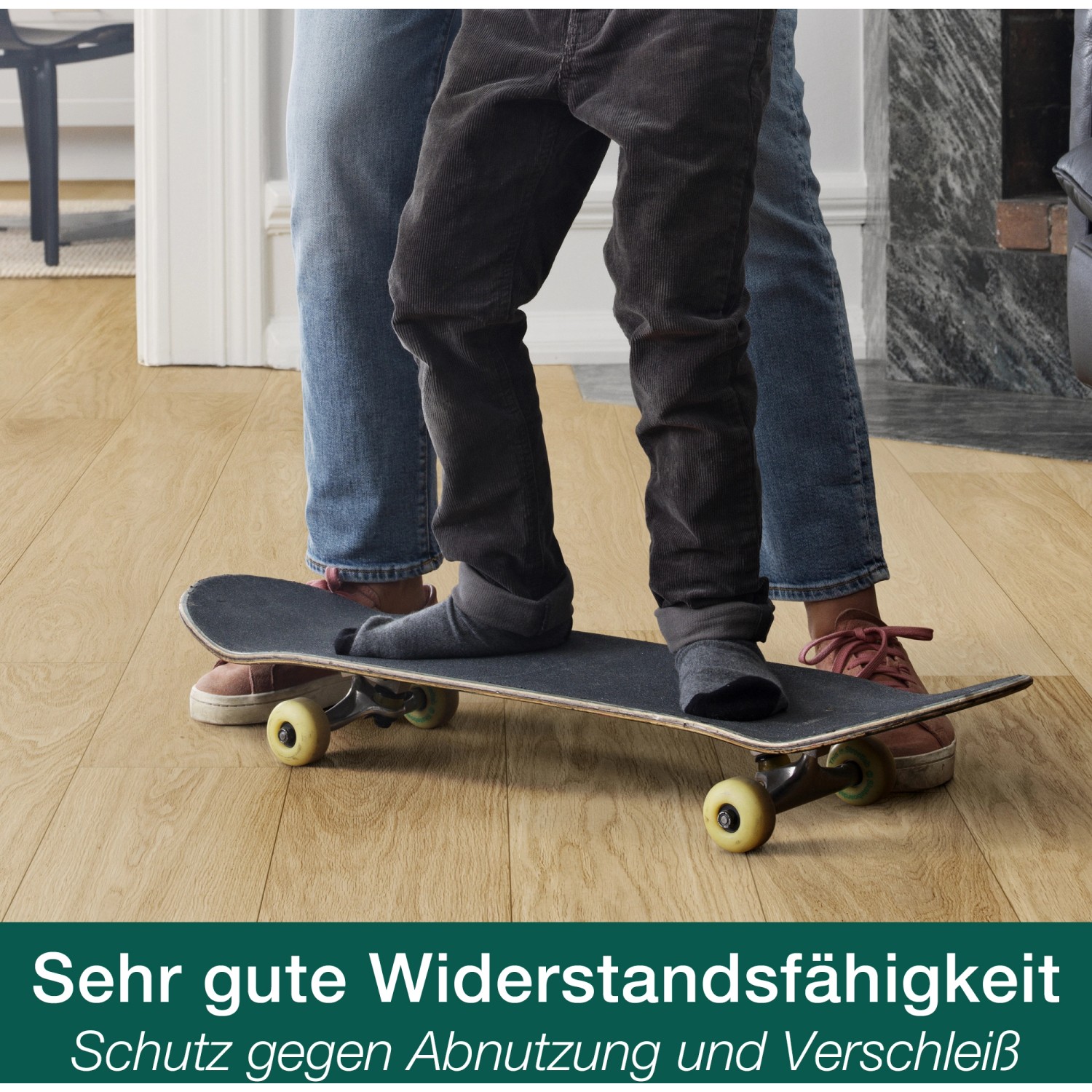 Kind auf Skateboard auf mit Bona Parkettlack Supreme matt behandeltem Holzboden.