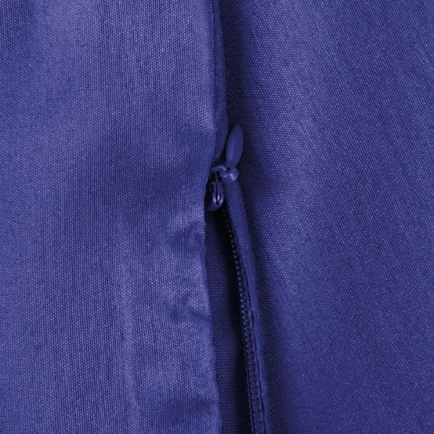 Detailaufnahme: Blaue Arsvita Kissenhülle Alessia (50x50 cm) mit Reißverschluss.