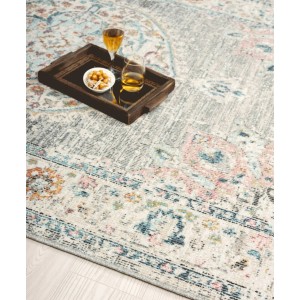Gemusterter, grauer Outdoor Teppich (230x160 cm) mit Getränken auf einem Tablett.