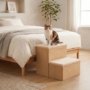 Beige faltbare Tiertreppe mit 2 flauschigen Stufen und Stauraum, Katze sitzt am Bett.