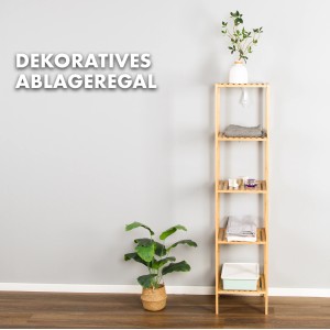 Schmales, helles KARAT Bambus Standregal Lowa mit 5 Ablagen im Wohnraum.