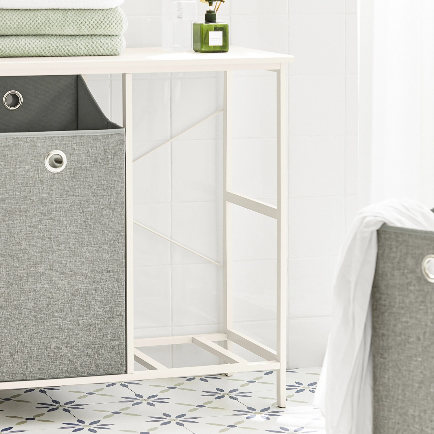 SoBuy Wäscheschrank BZR57-W mit 2 grauen Wäschesäcken aus Vlies und Ablage.