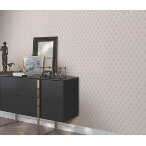 Nahaufnahme der Erismann Vliestapete Versailles Antoinette in Taupe mit Fächer-Muster an einer Wand.