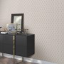 Nahaufnahme der Erismann Vliestapete Versailles Antoinette in Taupe mit Fächer-Muster an einer Wand.
