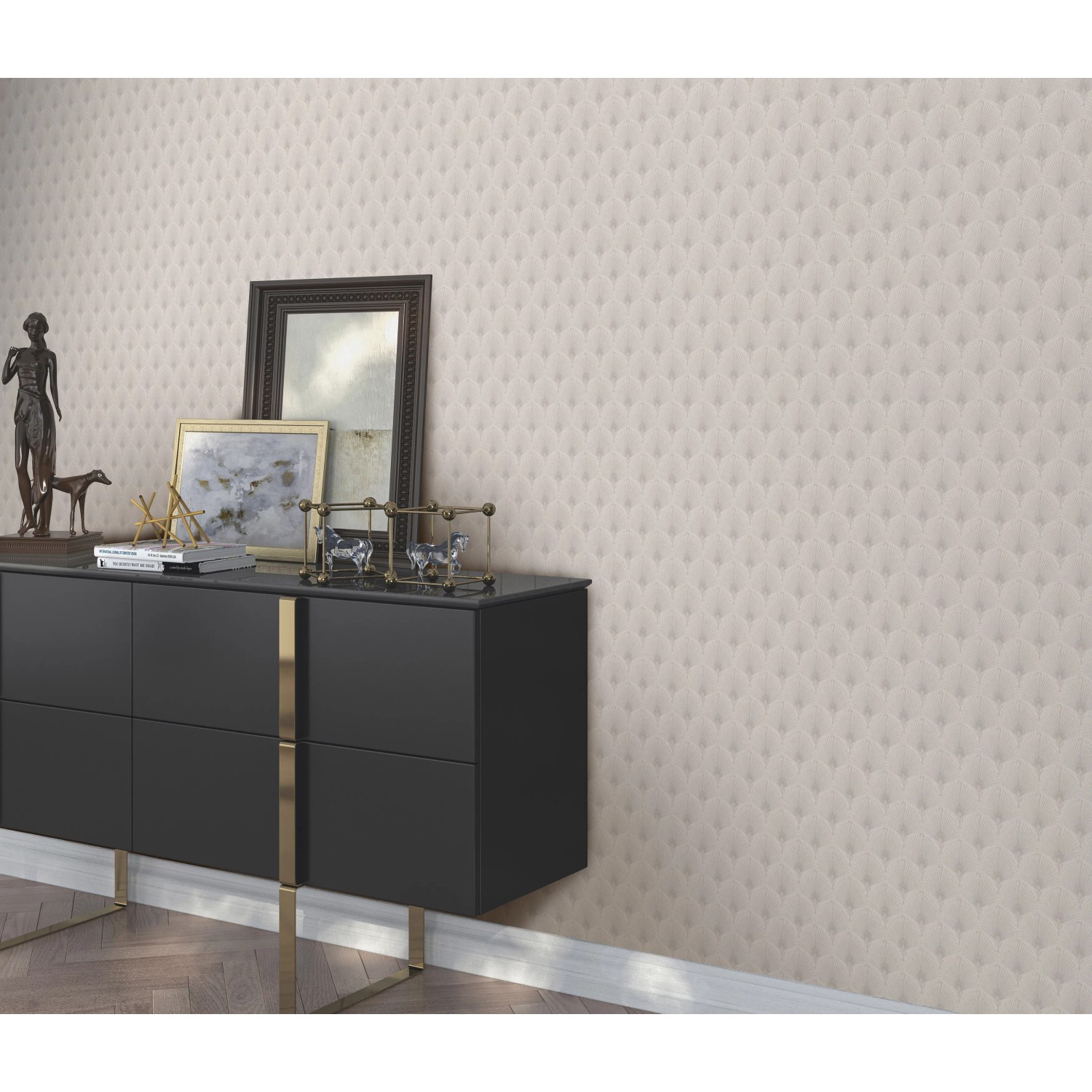 Nahaufnahme der Erismann Vliestapete Versailles Antoinette in Taupe mit Fächer-Muster an einer Wand.