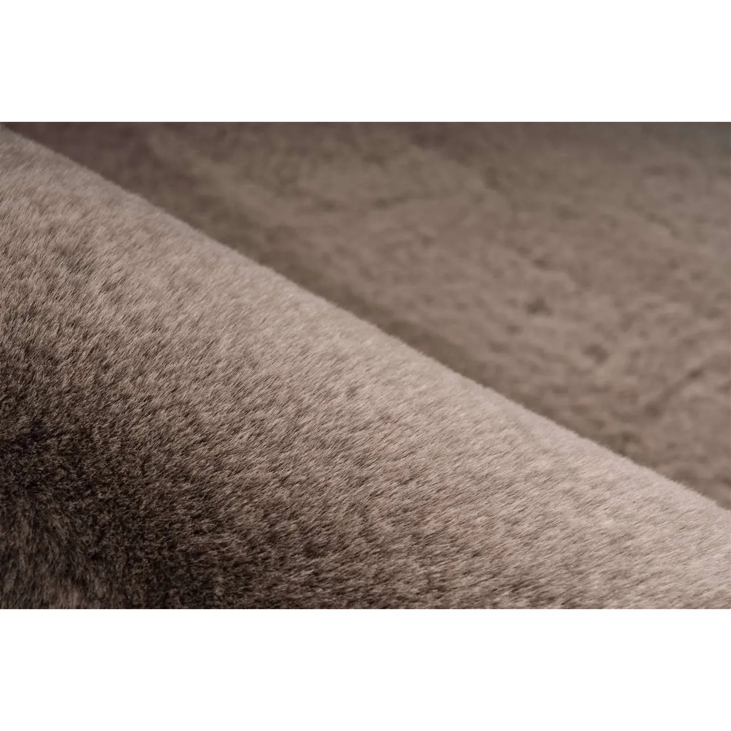 Detailansicht: MeGusta Shaggy Teppich in Taupe, 120x170 cm. Hochflor Teppich mit Kaninchenfell-Haptik.
