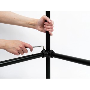 Montage eines schwarzen, matten Eckstücks 90° für Stahlrohre (Ø 2,7 cm) mit Inbusschlüssel.