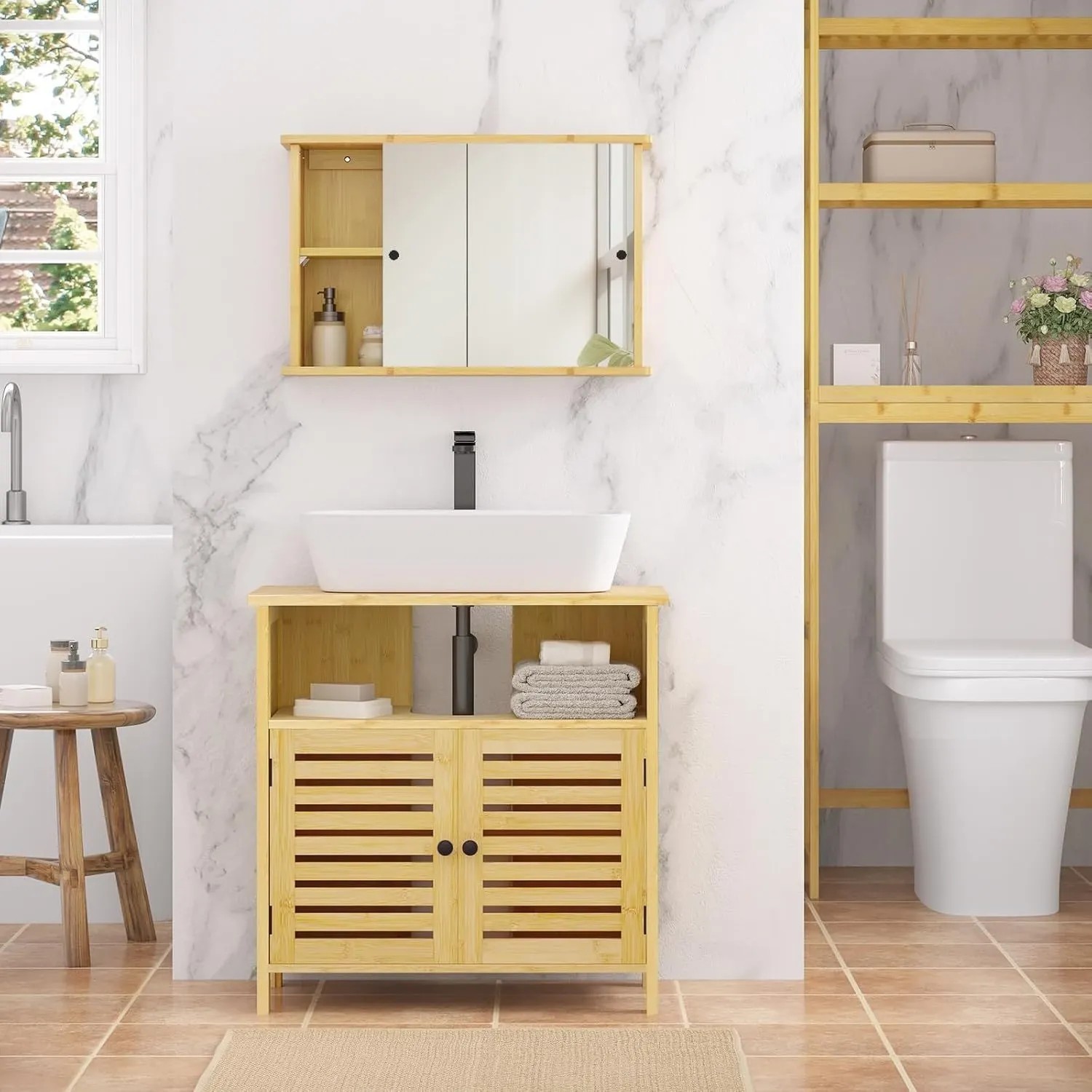 Eleganter Bambus Waschbeckenunterschrank mit Lamellentüren und offenem Fach unter weißem Waschbecken.