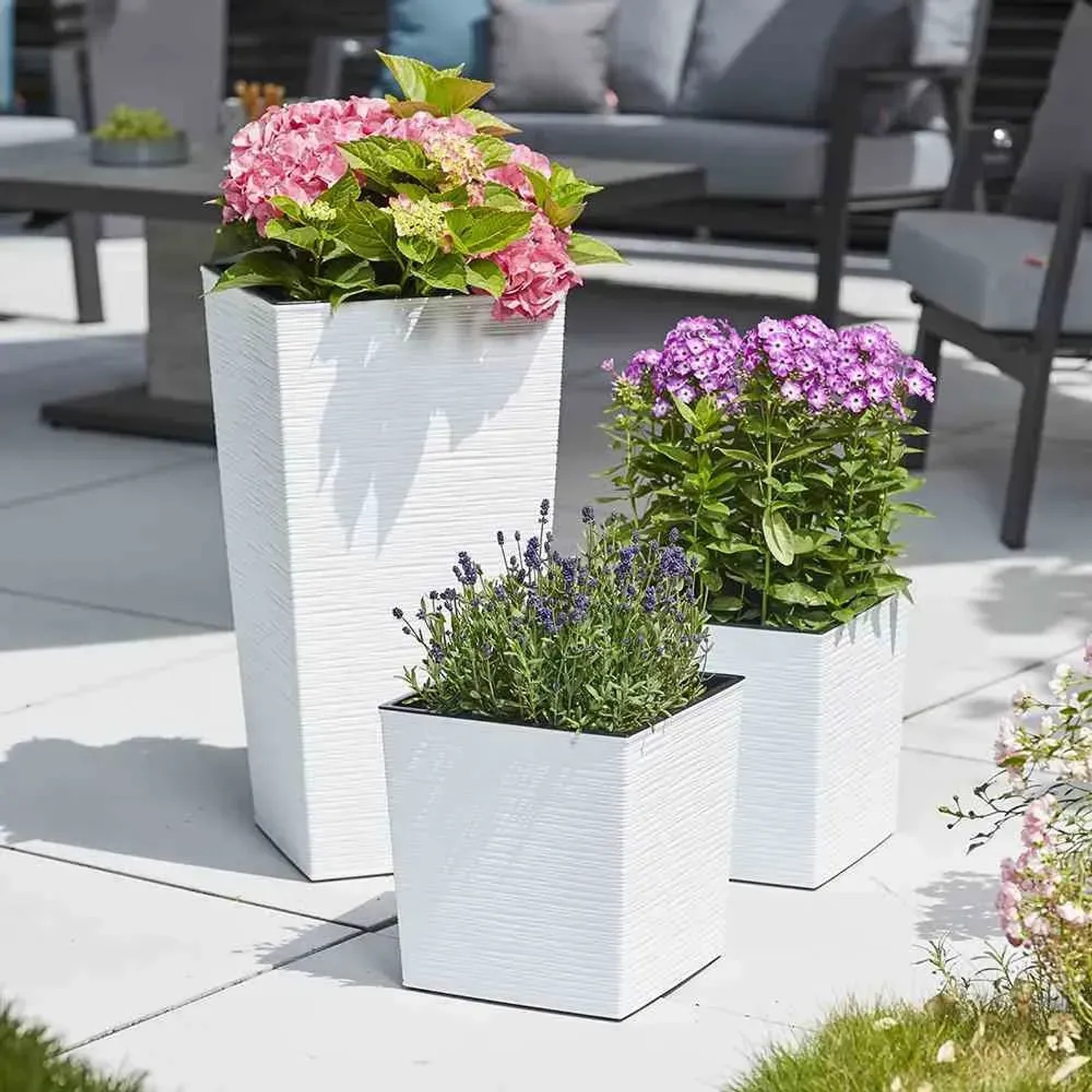 Siena Garden Pflanzsäulen Nizza, weiße Pflanzgefäße mit Rillenoptik, verschiedene Größen.