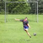 SPORTNOW Fußballtor aus grauem Stahl mit schwarzem Netz auf Rasen. Ein Spieler schießt auf das Tor.