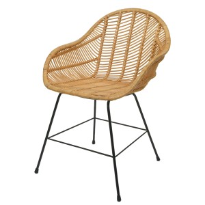 Esszimmerstuhl M28 aus Rattan mit Armlehnen und schwarzem Metallgestell.