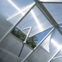 Detailaufnahme des Dachfensters vom Vitavia Gewächshaus Calypso 3000 HKP, mit geöffnetem Fenster.