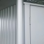 Biohort Metall-Gerätehaus AvantGarde, quarzgrau-metallic. Detail: gerippte Stahlwand, glatter Eckpfosten, Tür mit Scharnier.