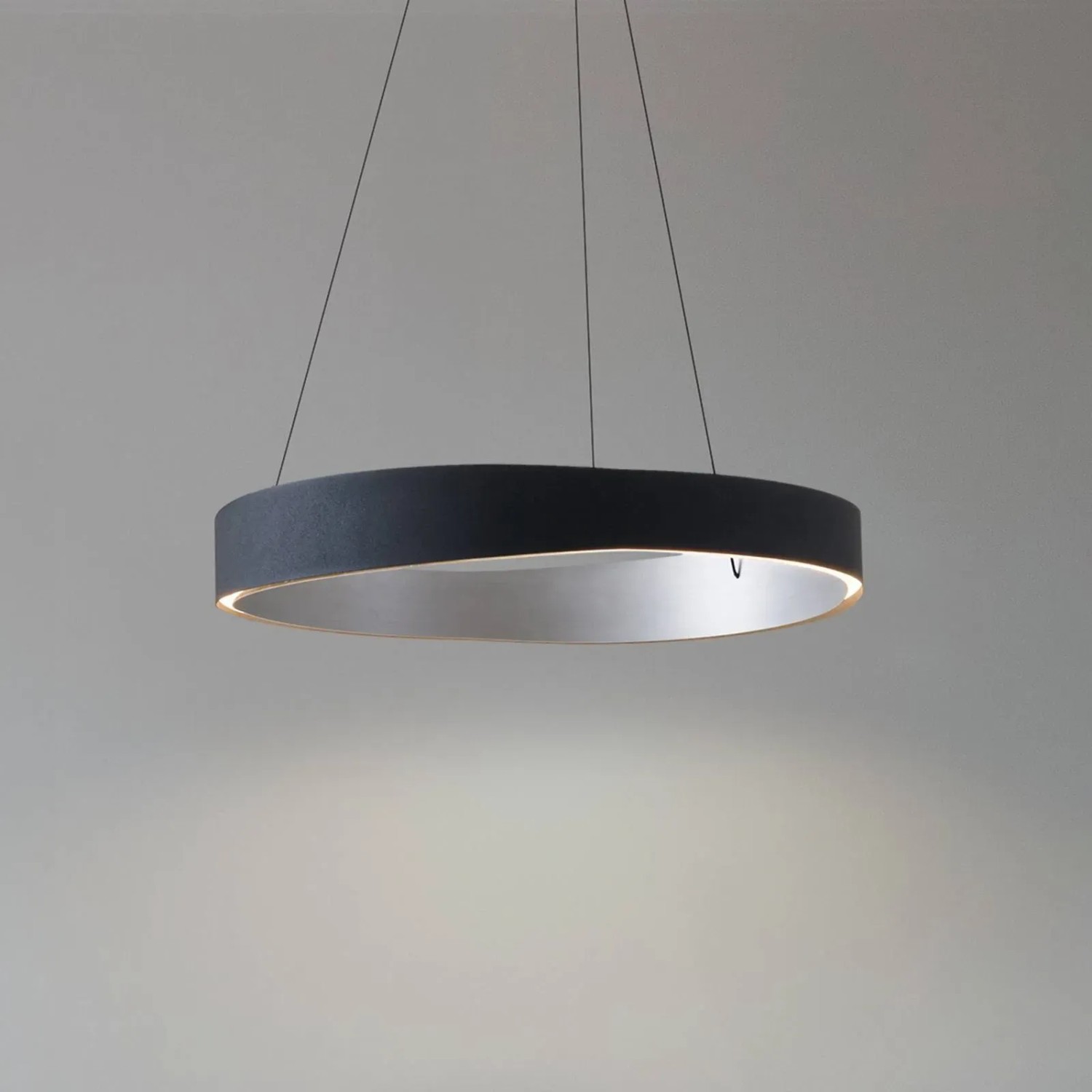 Runde, schwarze LED Pendelleuchte aus Metall, dimmbar. Modernes Design für Wohn- und Esszimmer.