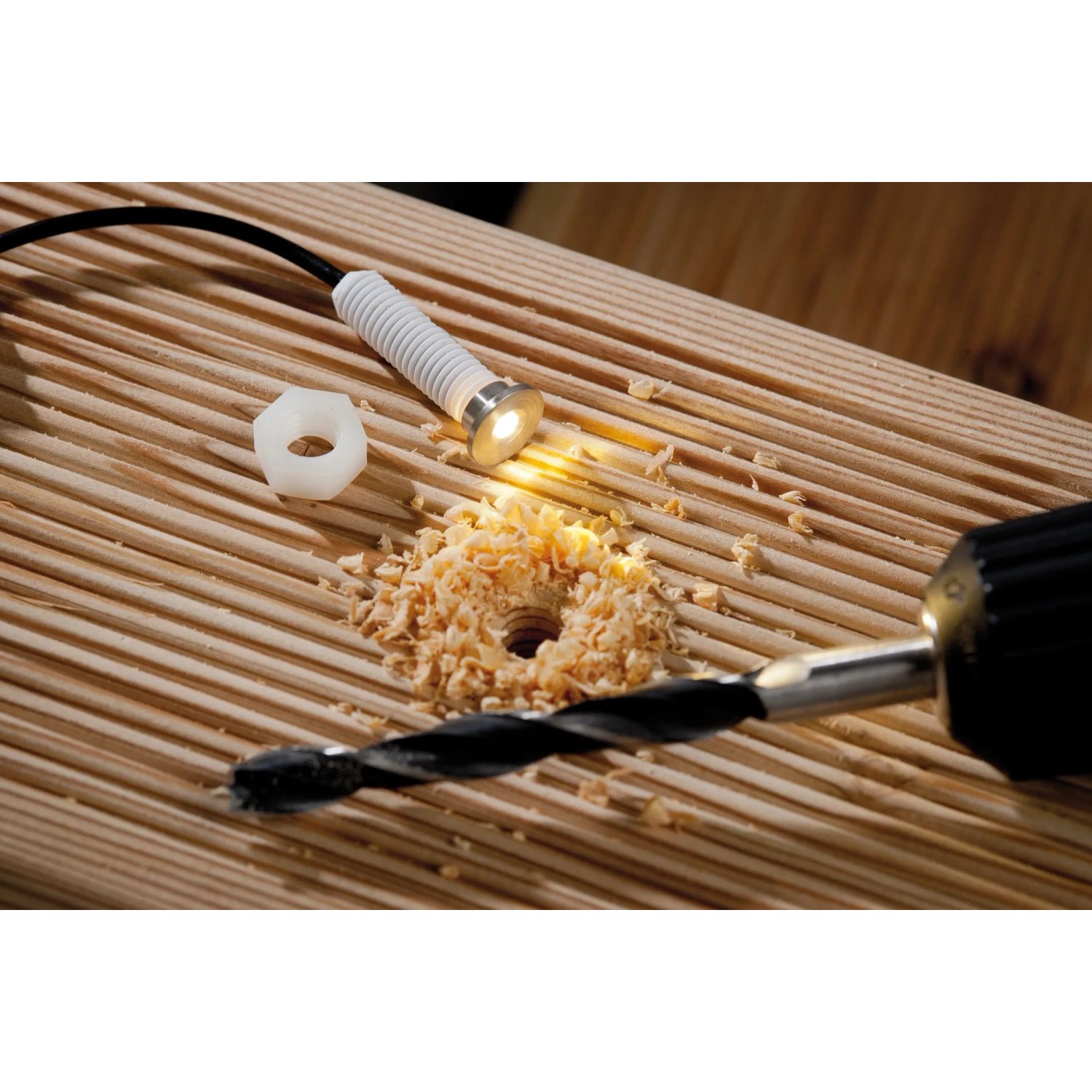 Paulmann Plug&Shine MicroPen II Einbauleuchte im Garten, mit Bohrer und Spänen.