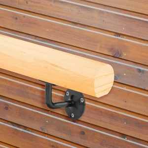 Kordo Wandhandlauf-Set, 2m Tanne mit Halterung an brauner Holzvertäfelung.