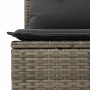 Detailaufnahme: Graue Garten-Sofagarnitur aus Rattan mit dunklen Kissen. Stauraum unter der Sitzfläche.