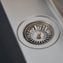 Detailaufnahme: Respekta Glasspüle New York, schwarze Spüle mit Korbventil.