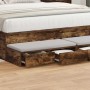 Zwei Bettschubladen aus Räuchereiche Holzwerkstoff unter Bett, eine offen mit Textilien. Praktischer Stauraum im Schlafzimmer.