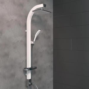 Weißes Madagaskar Brause-Set mit Kopf- und Handbrause für Wandmontage.