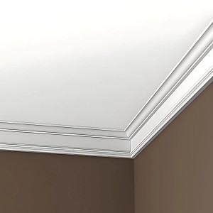 Weiße PROFHOME Eckleiste 150121 aus Polyurethan als Deckenleiste im Raum.