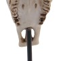 Detailansicht der Unterseite einer dekorativen Kuhschädel Standfigur aus Polyresin, auf schwarzem Standfuß montiert.