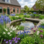 Blühender Teichrand mit Vdvelde Aqua Bulbs Bee Mix: Krokusse, Muscari, Narzissen, Fritillaria, Camassia in voller Pracht.