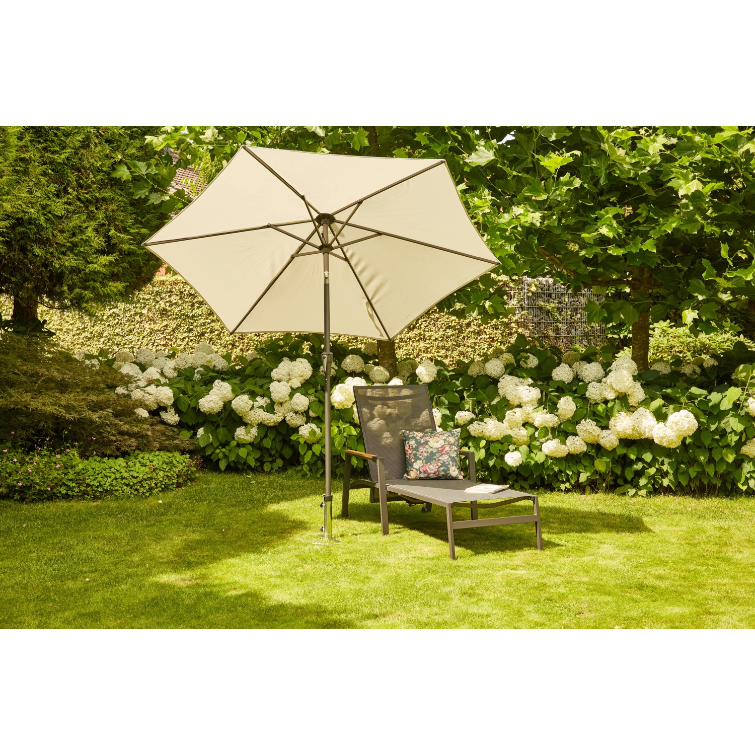 Siena Garden Rasendorn Universal für Schirmstöcke im Garten mit Liege und Sonnenschirm.