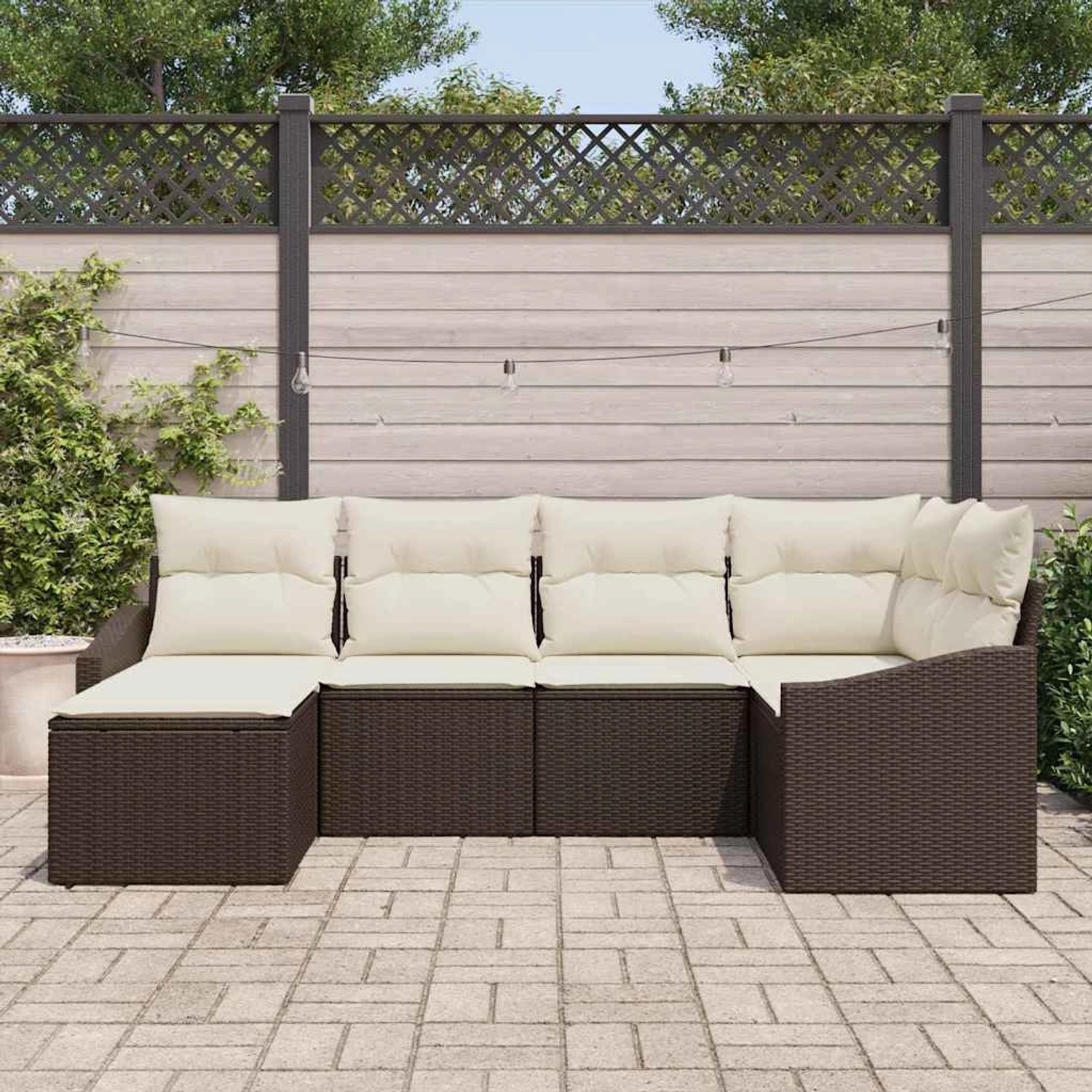 Braunes 6-teiliges Garten-Sofa-Set aus Poly Rattan mit cremefarbenen Kissen.