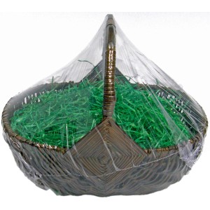 Brauner Henkelkorb aus Weide mit grünem Ostergras, 17x23cm, verpackt.