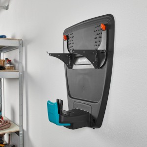 Gardena Wandhalterung für Sileno Mähroboter Modelle zur platzsparenden Aufbewahrung an der Wand.