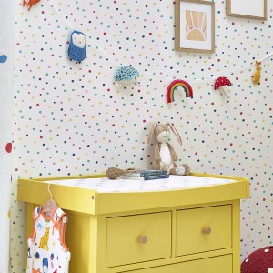 Joules Vliestapete Lynx Multi Spot White-Rainbow im Kinderzimmer mit gelber Kommode und Deko.