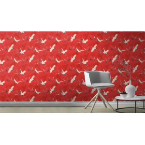 Rote Vliestapete mit Kranichen (Rasch Barbara Home Coll. III 560671, 10,05x0,53 m) im Raum.