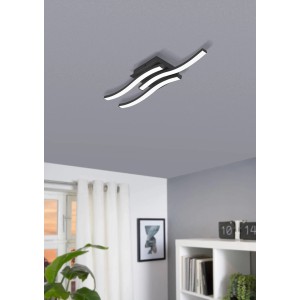 Moderne, schwarze EGLO LED-Wandleuchte CABEZAS 1 mit drei Leuchtelementen im Wohnraum.